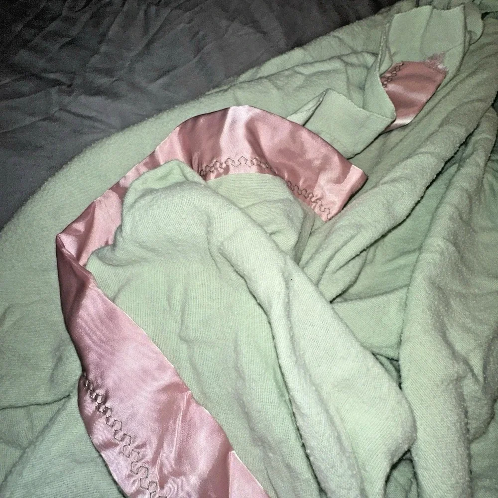 VTG Pink Satin Trimmed Light Green Blanket 76 X 62 Inches (Full Size) VGVC